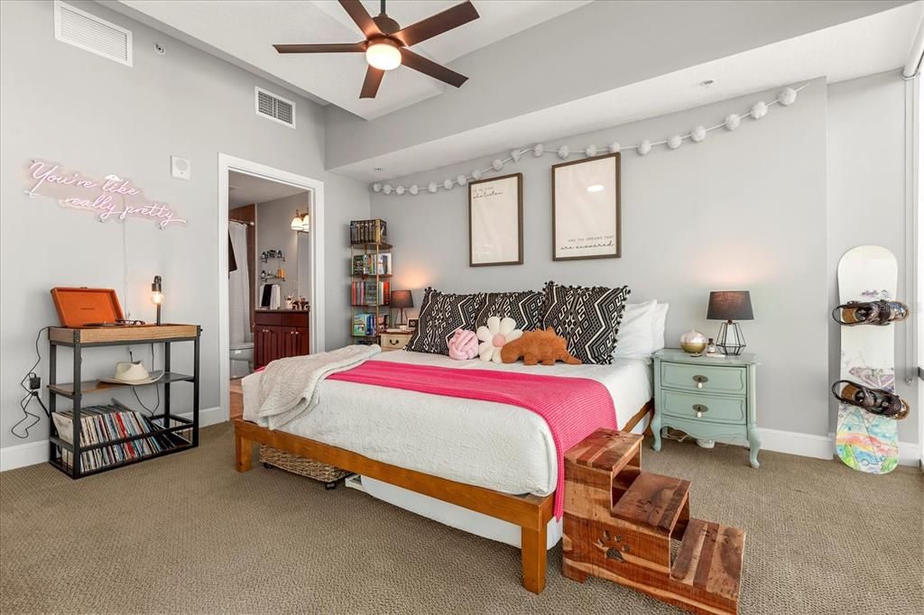 For Sale: $317,500 (2 beds, 2 baths, 1198 Square Feet)