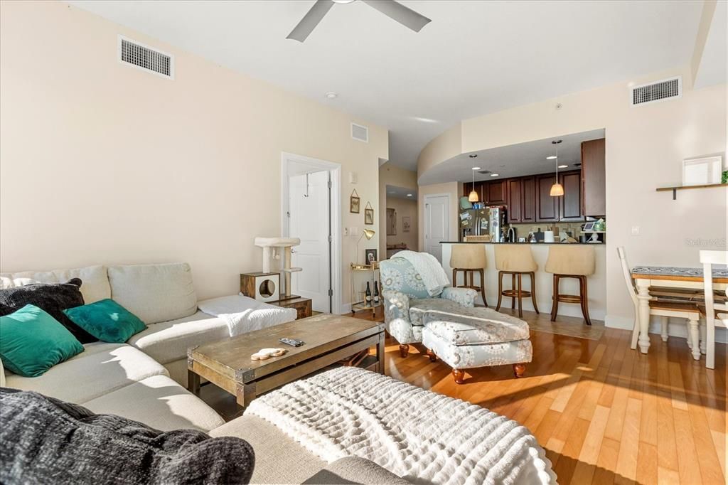 For Sale: $317,500 (2 beds, 2 baths, 1198 Square Feet)