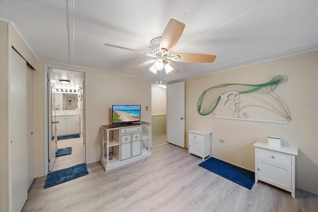 For Sale: $225,000 (2 beds, 1 baths, 768 Square Feet)