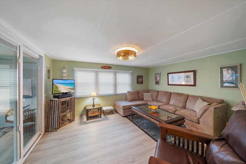 For Sale: $225,000 (2 beds, 1 baths, 768 Square Feet)