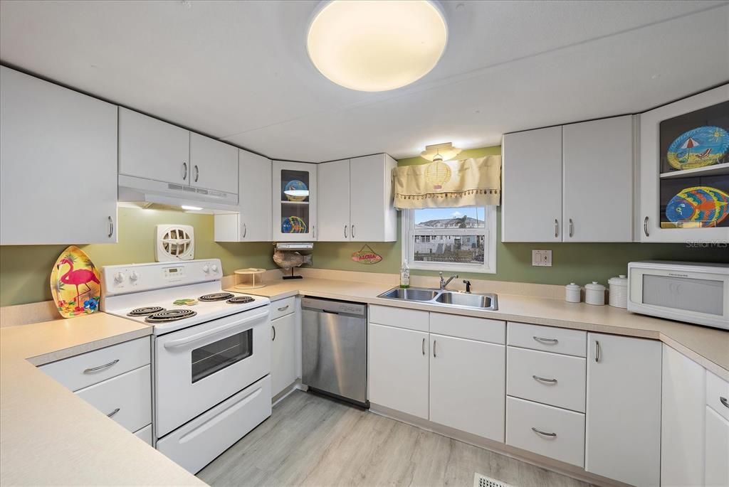 For Sale: $225,000 (2 beds, 1 baths, 768 Square Feet)