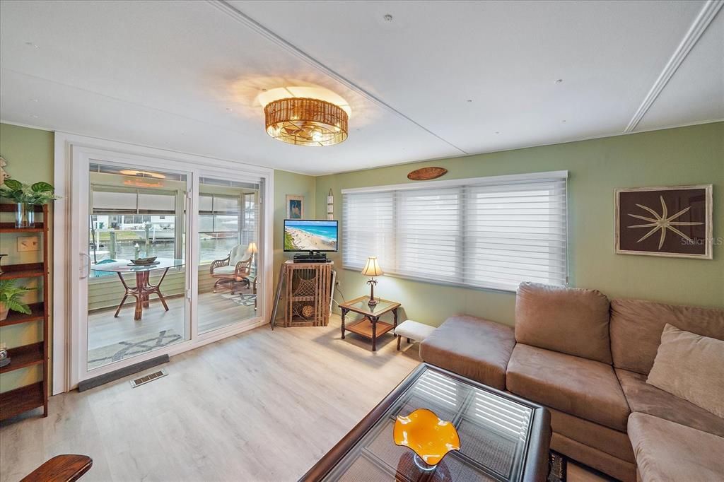 For Sale: $225,000 (2 beds, 1 baths, 768 Square Feet)