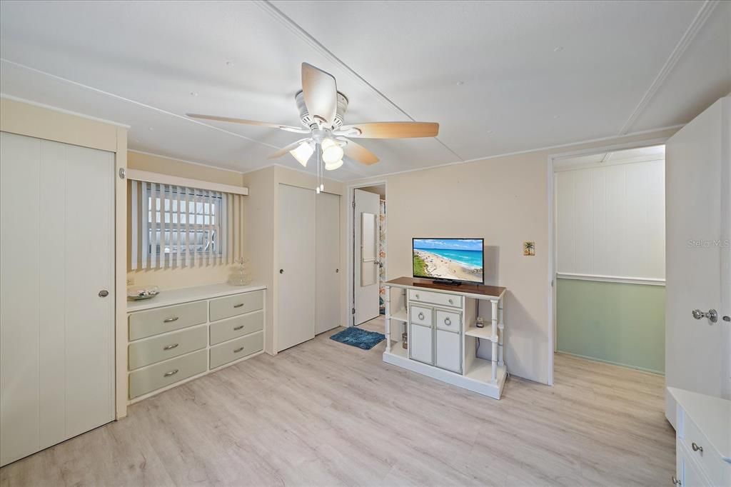 For Sale: $225,000 (2 beds, 1 baths, 768 Square Feet)