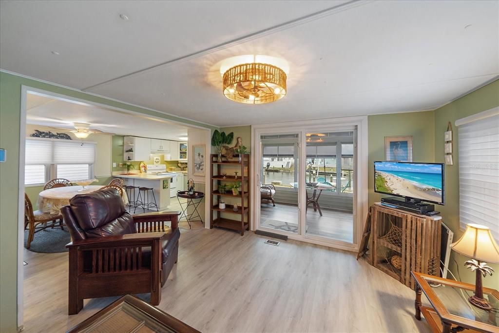 For Sale: $225,000 (2 beds, 1 baths, 768 Square Feet)