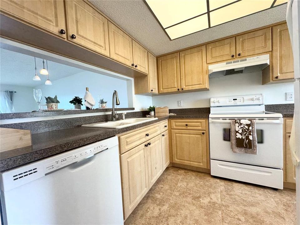 For Rent: $1,950 (2 beds, 2 baths, 1025 Square Feet)