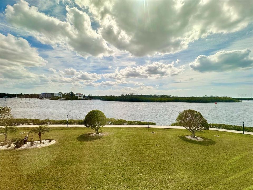 For Rent: $1,950 (2 beds, 2 baths, 1025 Square Feet)