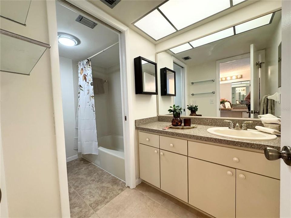 For Rent: $1,950 (2 beds, 2 baths, 1025 Square Feet)