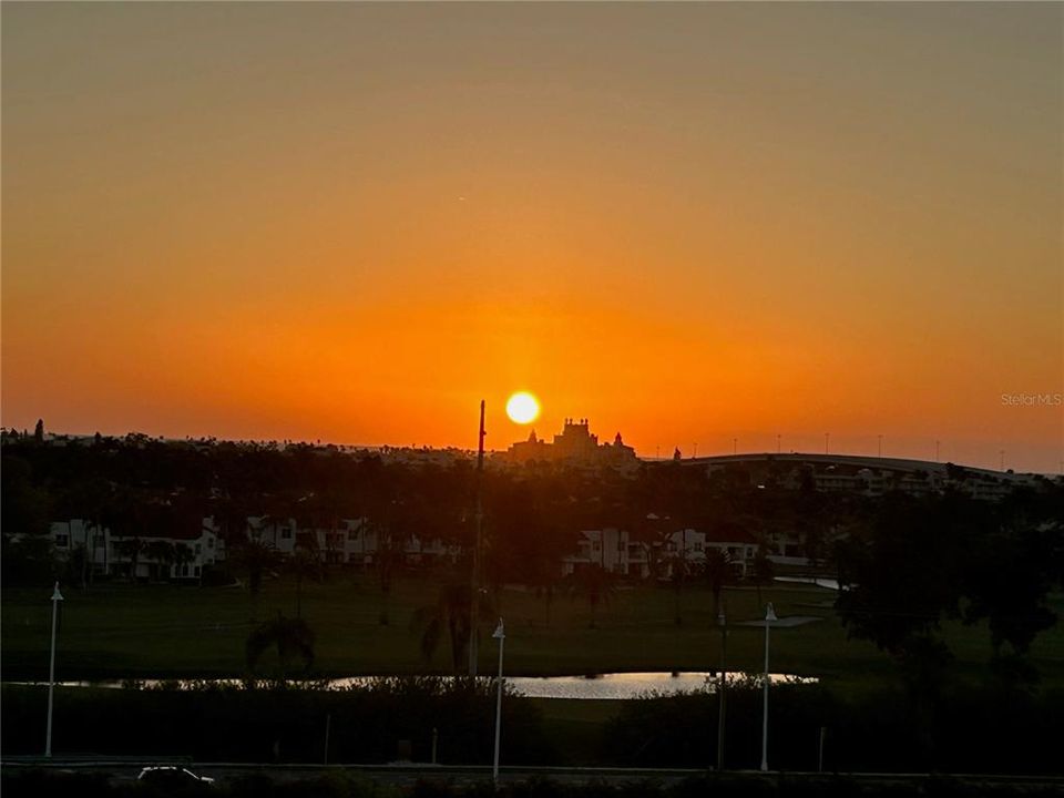 For Rent: $5,800 (2 beds, 2 baths, 1150 Square Feet)