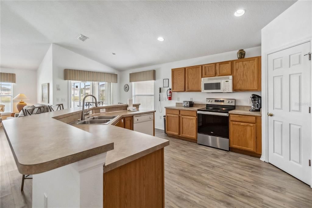 На продажу: $447,900 (4 спален, 3 ванн, 2513 Квадратных фут)