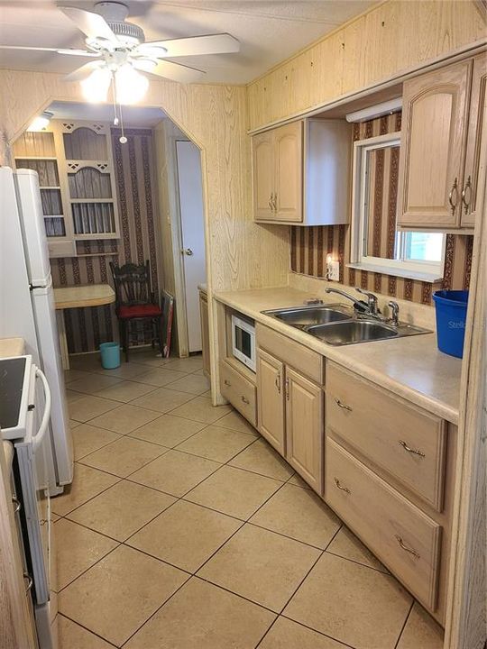 На продажу: $134,900 (2 спален, 2 ванн, 1232 Квадратных фут)