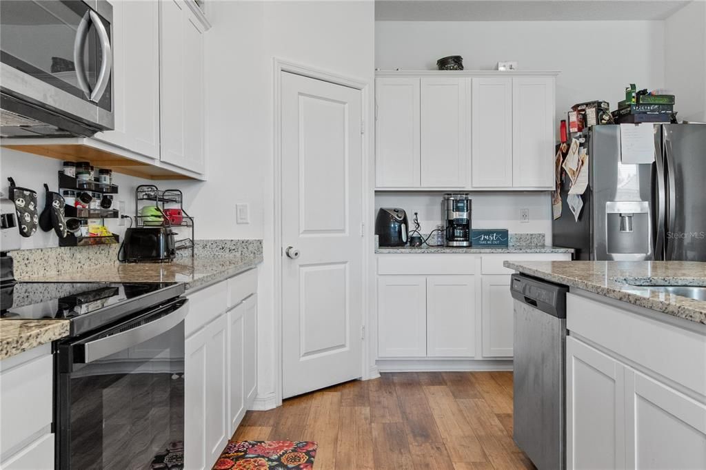 待售: $305,000 (5 贝兹, 3 浴室, 1984 平方英尺)