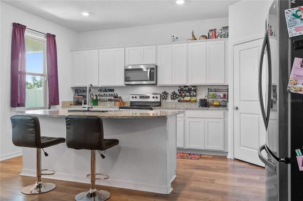 待售: $305,000 (5 贝兹, 3 浴室, 1984 平方英尺)