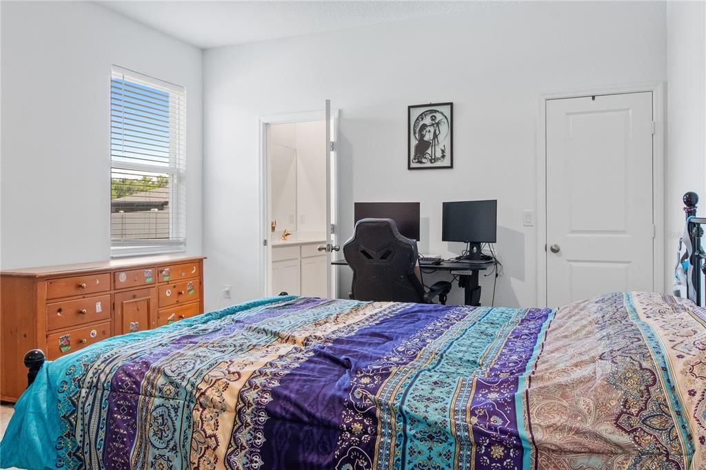 待售: $305,000 (5 贝兹, 3 浴室, 1984 平方英尺)