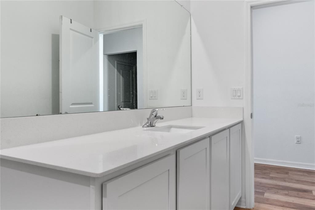 待售: $305,000 (5 贝兹, 3 浴室, 1984 平方英尺)