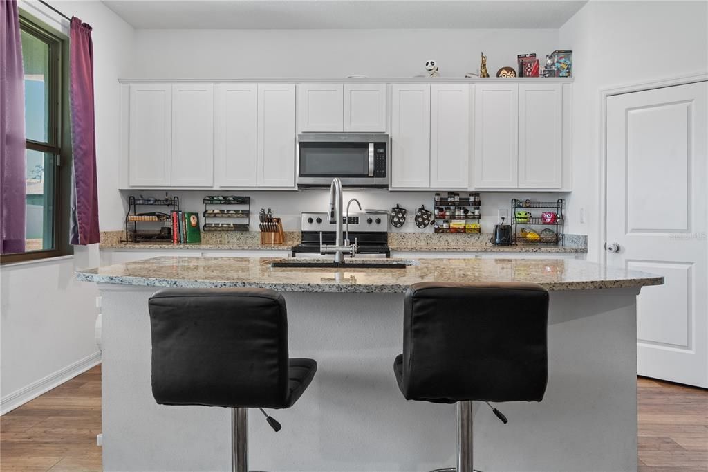 待售: $305,000 (5 贝兹, 3 浴室, 1984 平方英尺)