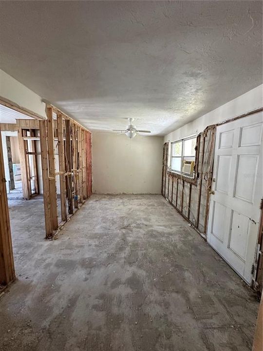 Activo con contrato: $759,900 (4 camas, 2 baños, 1992 Pies cuadrados)