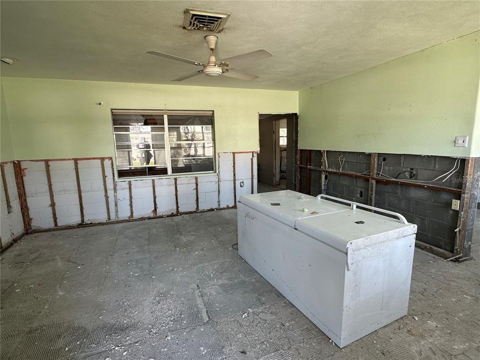 Activo con contrato: $759,900 (4 camas, 2 baños, 1992 Pies cuadrados)