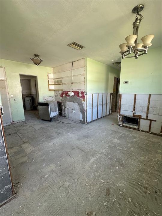 Activo con contrato: $759,900 (4 camas, 2 baños, 1992 Pies cuadrados)