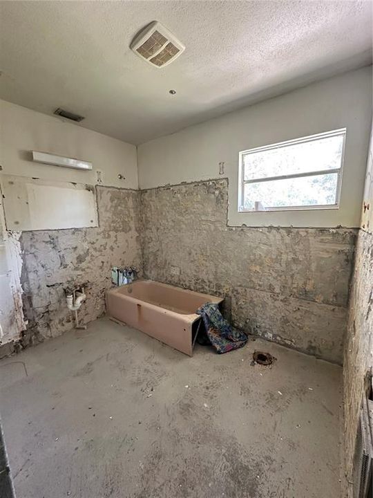 Activo con contrato: $759,900 (4 camas, 2 baños, 1992 Pies cuadrados)