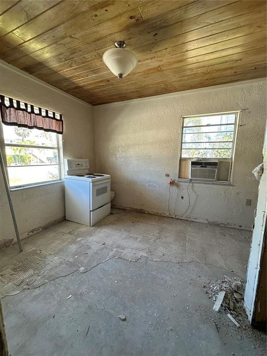 Activo con contrato: $759,900 (4 camas, 2 baños, 1992 Pies cuadrados)