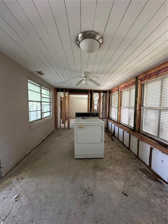 Activo con contrato: $759,900 (4 camas, 2 baños, 1992 Pies cuadrados)