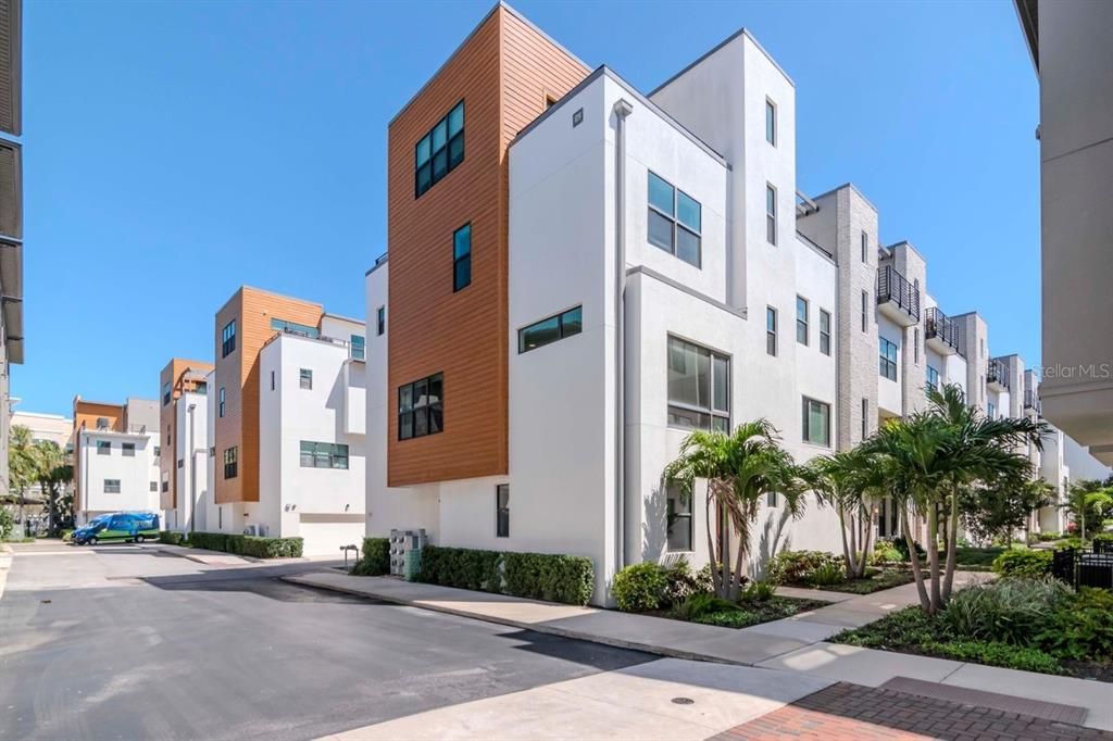 Recently Rented: $4,750 (3 beds, 3 baths, 2982 Square Feet)