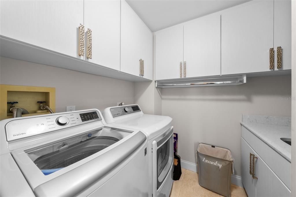 For Sale: $1,599,000 (2 beds, 2 baths, 2442 Square Feet)