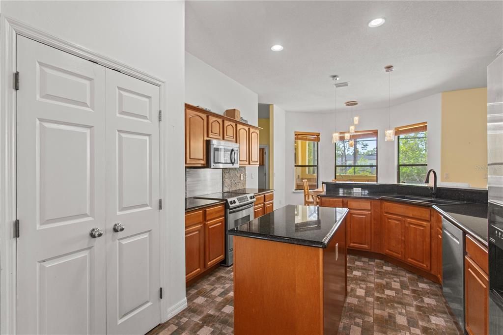 На продажу: $579,983 (4 спален, 2 ванн, 2404 Квадратных фут)