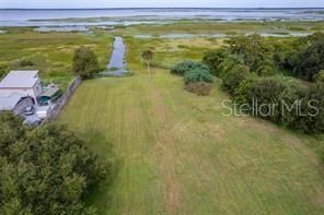 待售: $440,000 (2.49 acres)