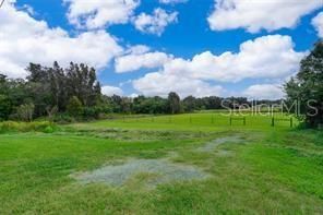 待售: $440,000 (2.49 acres)