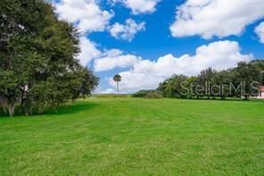 待售: $440,000 (2.49 acres)