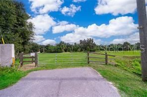 待售: $440,000 (2.49 acres)