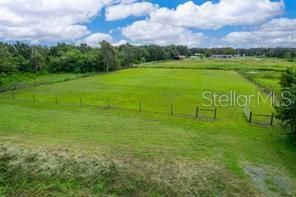 待售: $440,000 (2.49 acres)