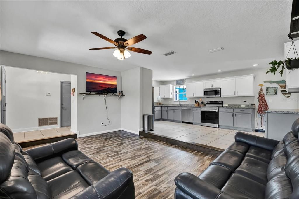 En Venta: $642,000 (5 camas, 2 baños, 2156 Pies cuadrados)