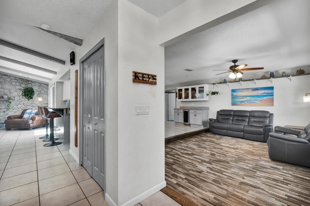 En Venta: $642,000 (5 camas, 2 baños, 2156 Pies cuadrados)