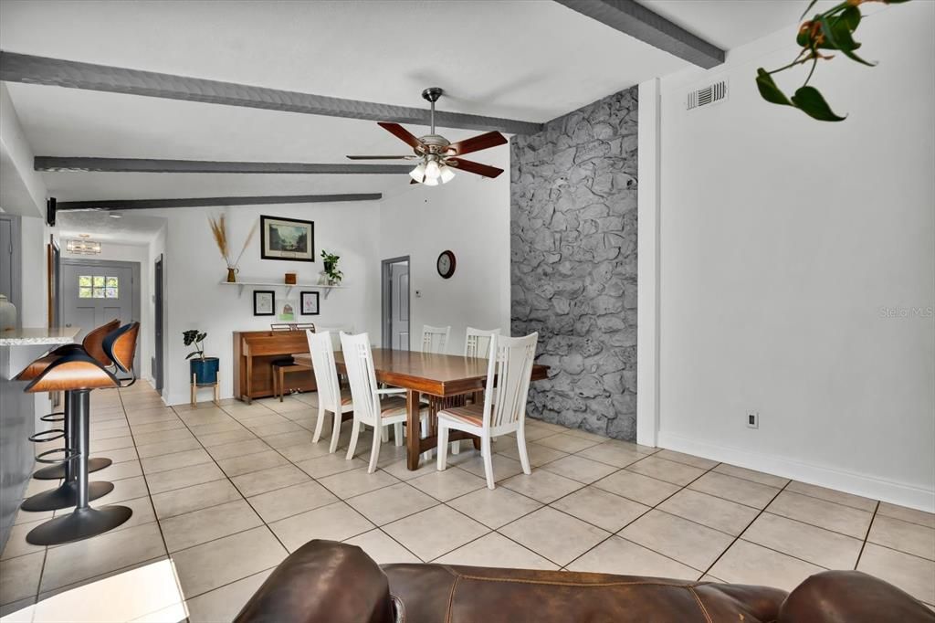 En Venta: $642,000 (5 camas, 2 baños, 2156 Pies cuadrados)