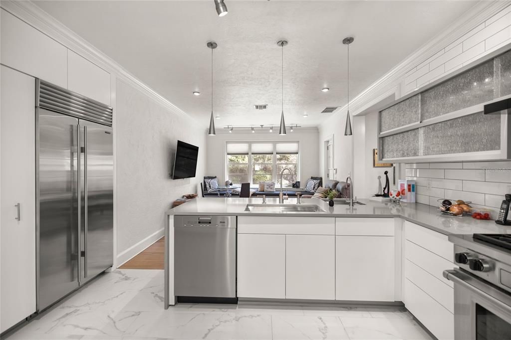 En Venta: $879,000 (3 camas, 3 baños, 2243 Pies cuadrados)