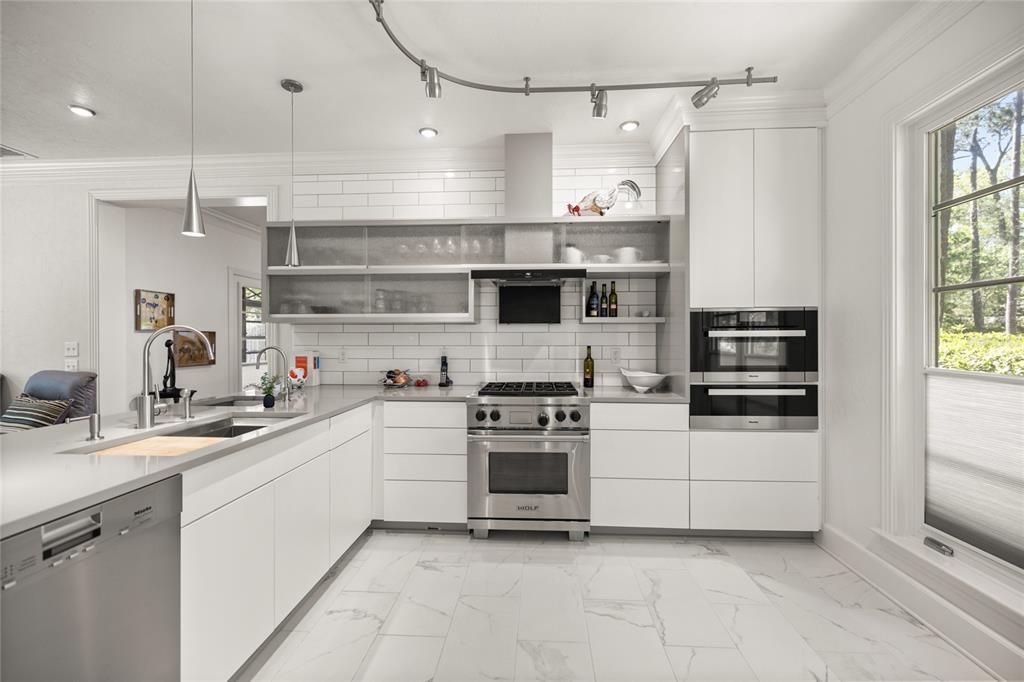 En Venta: $879,000 (3 camas, 3 baños, 2243 Pies cuadrados)