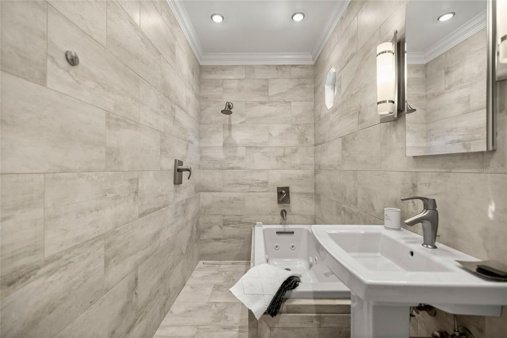 En Venta: $879,000 (3 camas, 3 baños, 2243 Pies cuadrados)