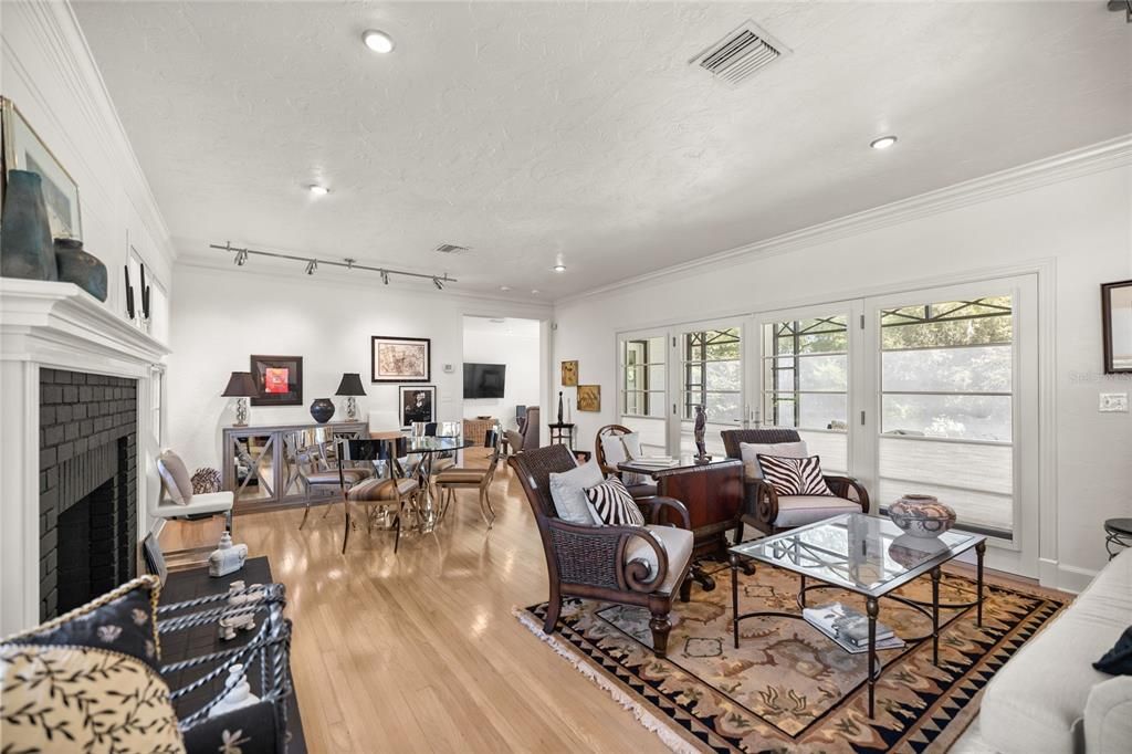 En Venta: $879,000 (3 camas, 3 baños, 2243 Pies cuadrados)