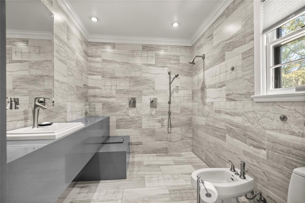 En Venta: $879,000 (3 camas, 3 baños, 2243 Pies cuadrados)