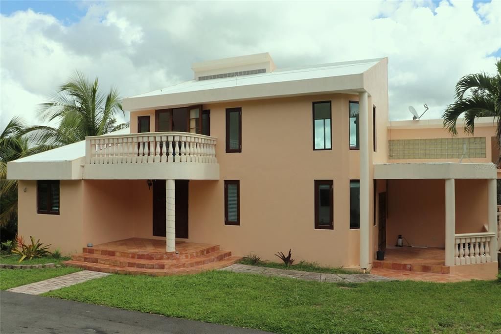 Vendido Recientemente: $300,000 (4 camas, 3 baños, 2500 Pies cuadrados)