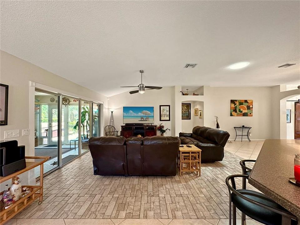 En Venta: $585,000 (3 camas, 2 baños, 1993 Pies cuadrados)