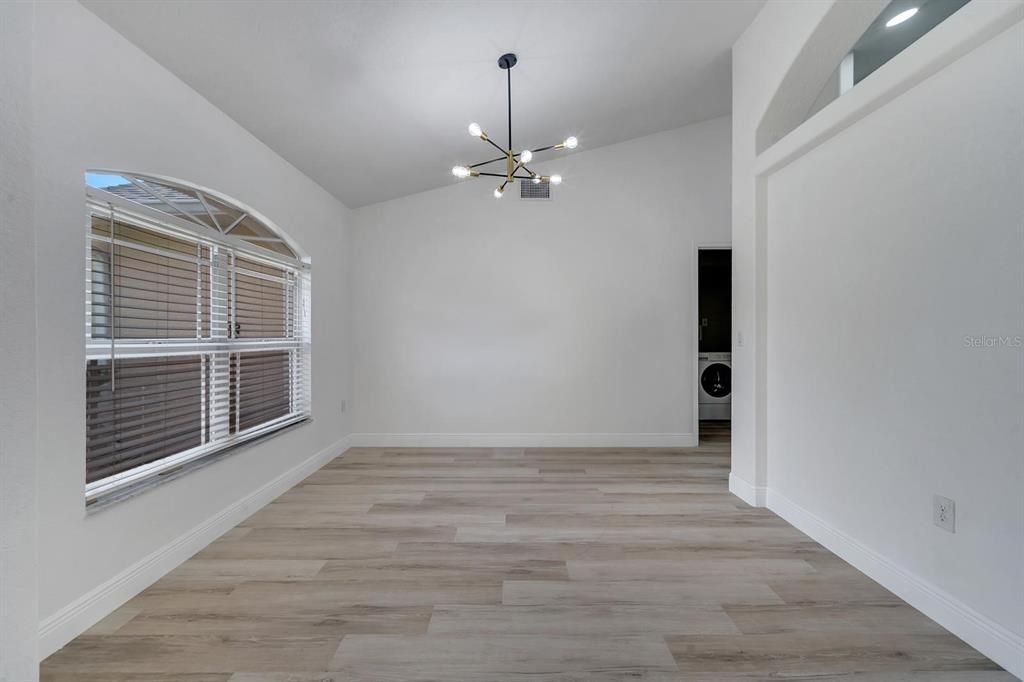 На продажу: $415,000 (4 спален, 2 ванн, 2102 Квадратных фут)