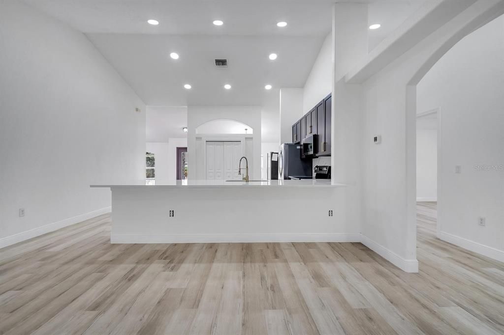 На продажу: $415,000 (4 спален, 2 ванн, 2102 Квадратных фут)