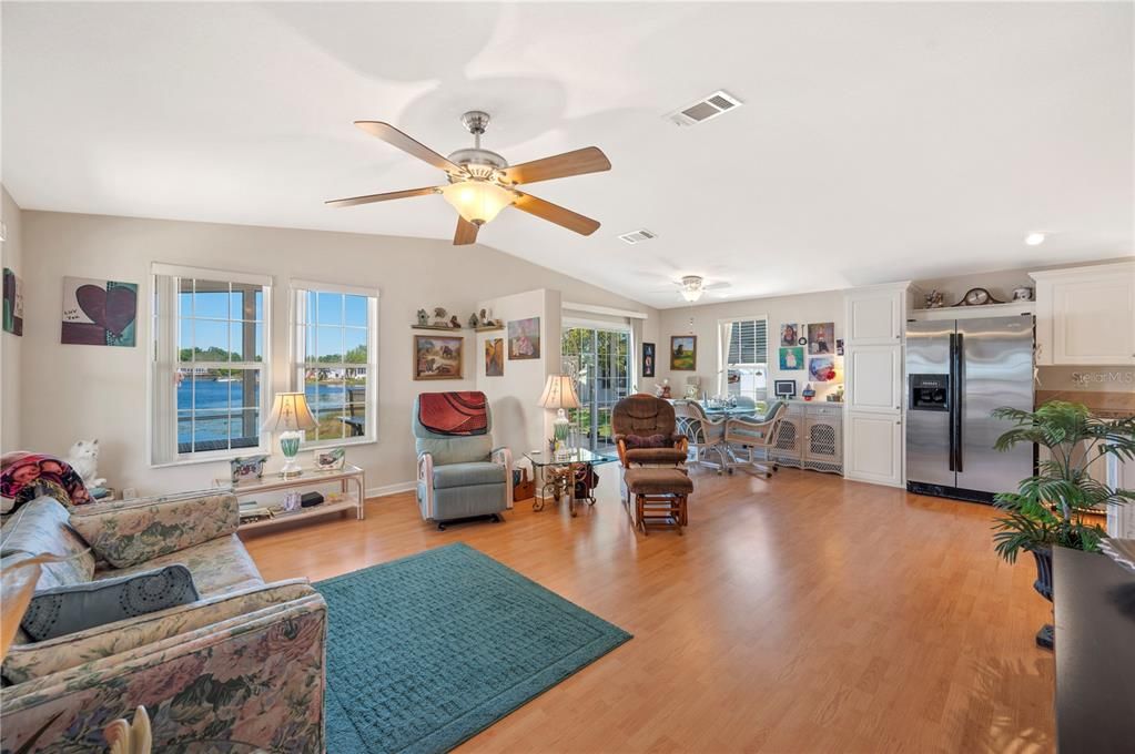 待售: $275,000 (2 贝兹, 2 浴室, 1152 平方英尺)