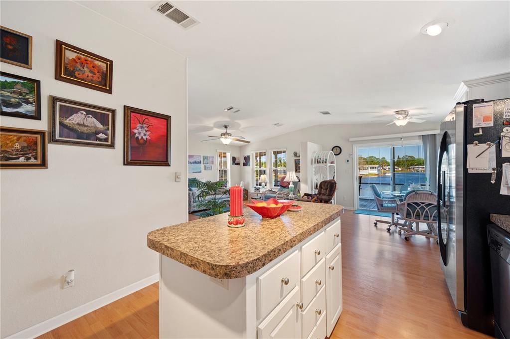 待售: $275,000 (2 贝兹, 2 浴室, 1152 平方英尺)