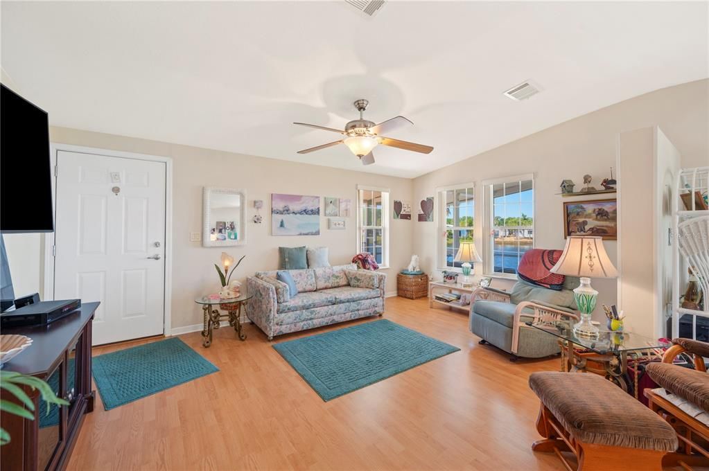 待售: $275,000 (2 贝兹, 2 浴室, 1152 平方英尺)