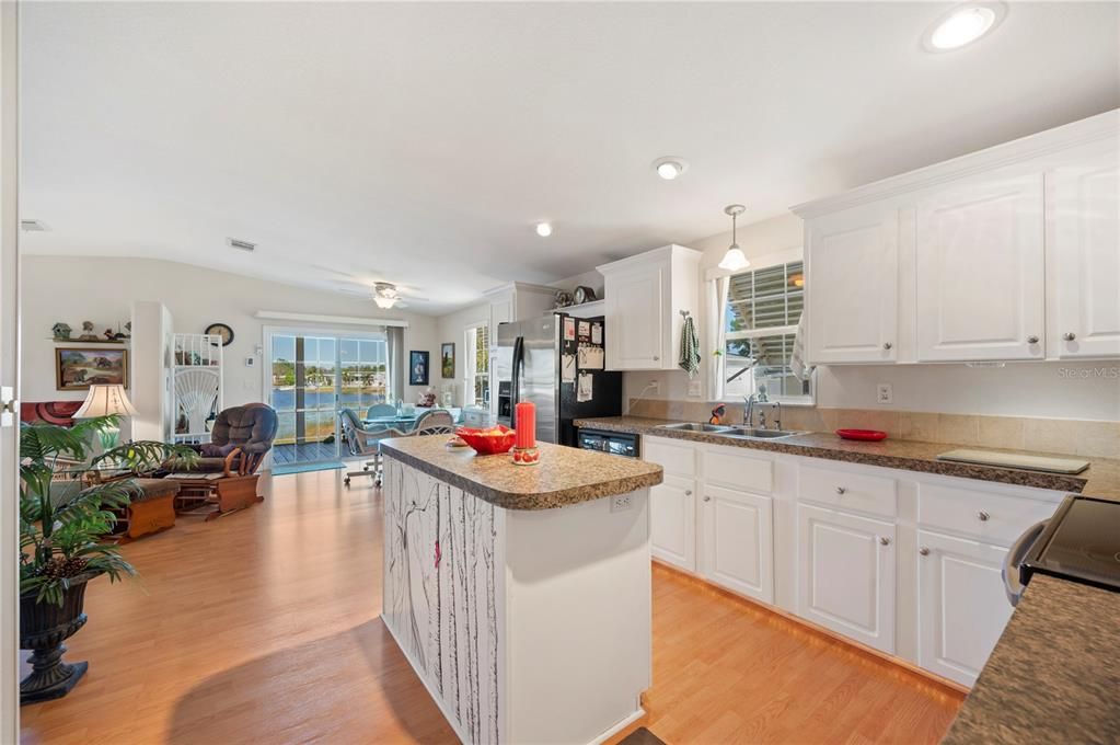 待售: $275,000 (2 贝兹, 2 浴室, 1152 平方英尺)