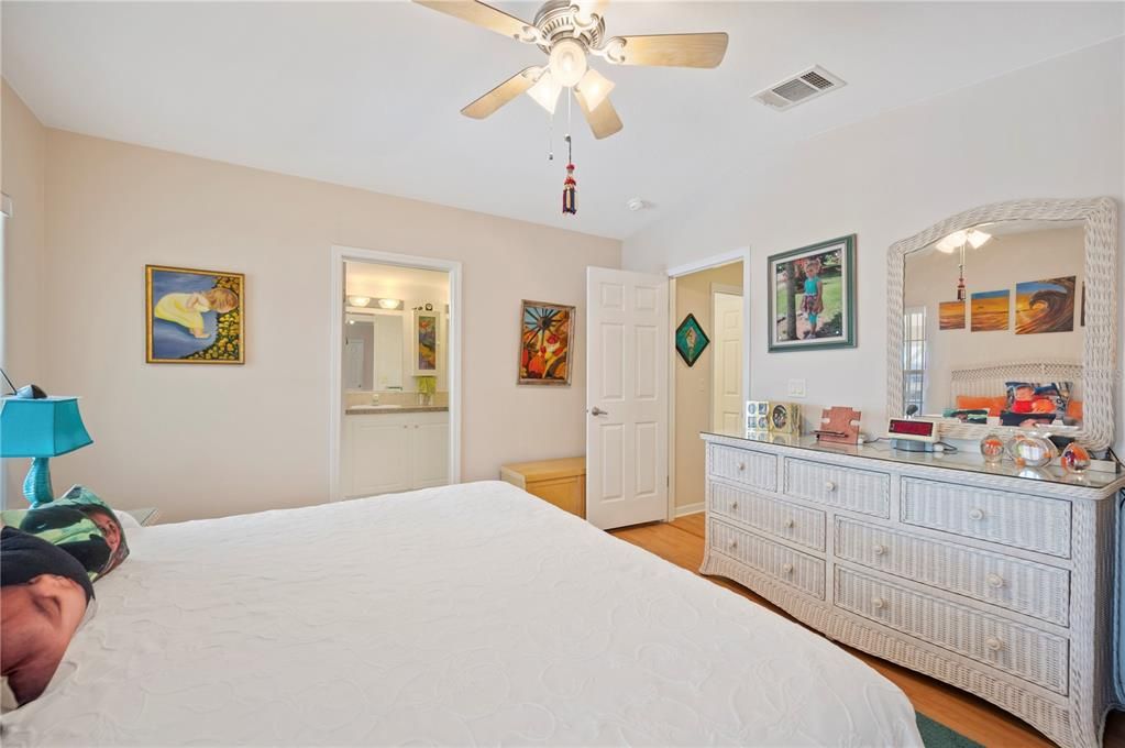 待售: $275,000 (2 贝兹, 2 浴室, 1152 平方英尺)